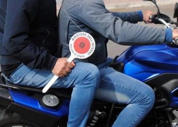 Lancia la droga dalla finestra durante un controllo: 26enne arrestato a Salerno per spaccio