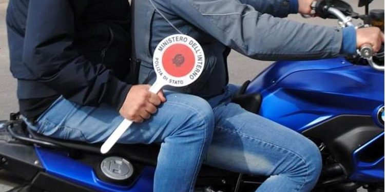 Lancia la droga dalla finestra durante un controllo: 26enne arrestato a Salerno per spaccio