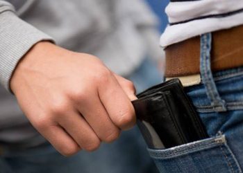 Ruba portafogli in ospedale a Potenza e usa le carte di credito per fare acquisti: denunciato