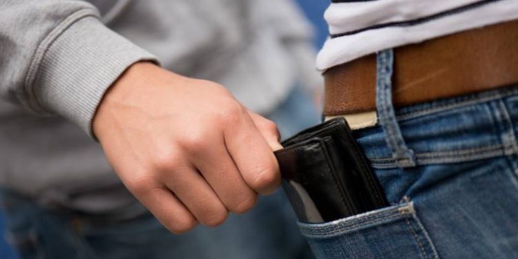 Ruba portafogli in ospedale a Potenza e usa le carte di credito per fare acquisti: denunciato