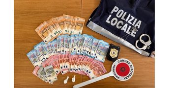 Scoperto con la cocaina in centro a Potenza, scatta l’arresto della Polizia Municipale. Sequestrati soldi e contanti nascosti in casa