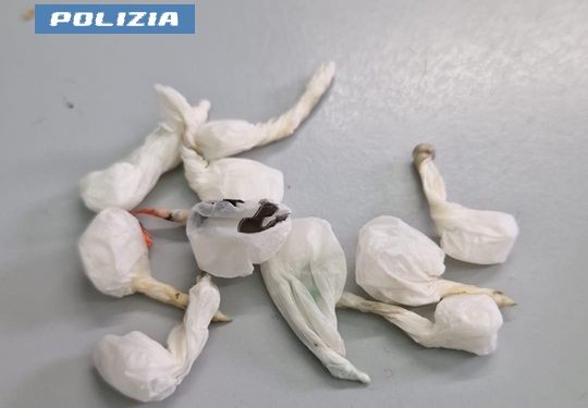 Arrestato per detenzione di cocaina e denunciato per guida senza patente a Salerno